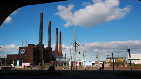 Volkswagen планира да закрие три фабрики в Германия, за да свие разходите