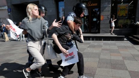 Стотици арести по време на демонстрации в Москва