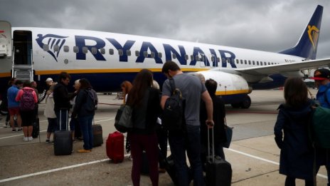 Ценовата война срина печалбата на Ryanair с една пета 