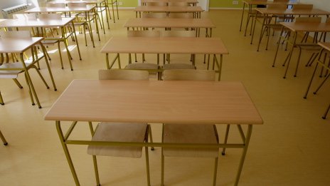 МОН иска забрана на мобилните телефони в училищата