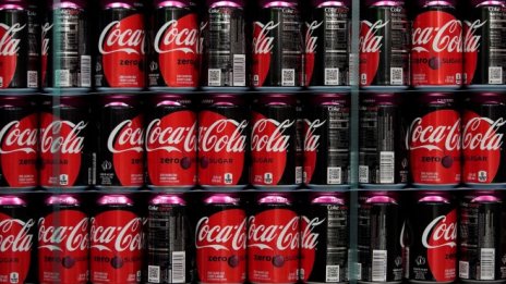 Coca-Cola надмина прогнозите с помощта на силните продажби на напитки без захар