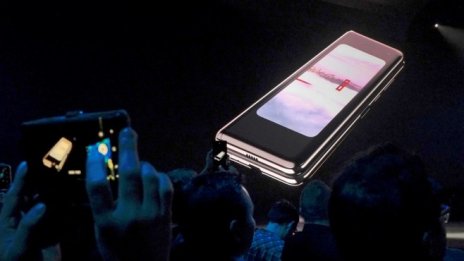 Потребители на тестовия Galaxy Fold сигнализират за проблеми с екрана
