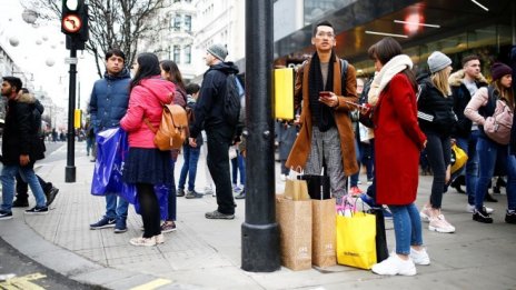 Продажбите на дребно във Великобритания с неочакван скок въпреки Brexit