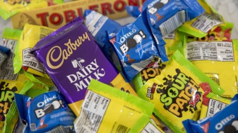 Mondelez сигнализира за по-голям удар от проблемите с доставките 