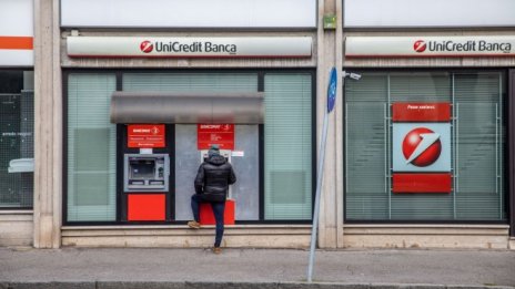 Усилията на UniCredit за повече приходи дават резултат със силни данни за 2021 г.