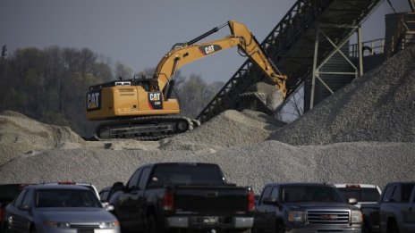 Търсенето и по-високите цени подкрепиха бизнеса на Caterpillar