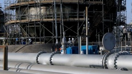 Цените на петрола спадат леко в очакване на иранския отговор към САЩ*