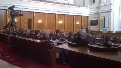 Депутати съветват  Плевнелиев да не бърза да сезира  Конституционния съд