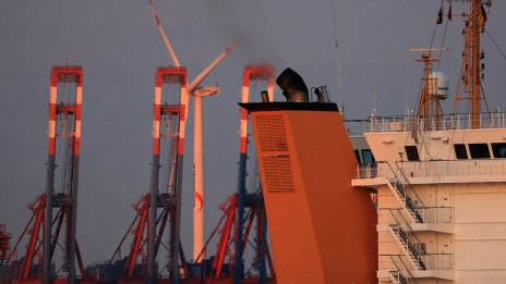 Транспортни компании призоваха за премахване на корабите с изкопаеми горива