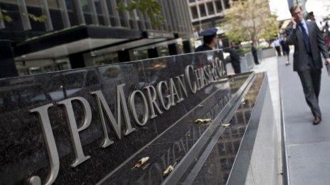 Wall Street увеличава заплатите на младите банкери