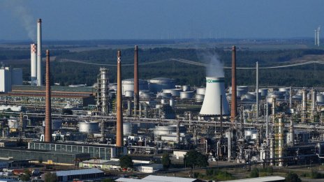 Над една пета от световния капацитет за рафиниране на петрол е в риск от затваряне