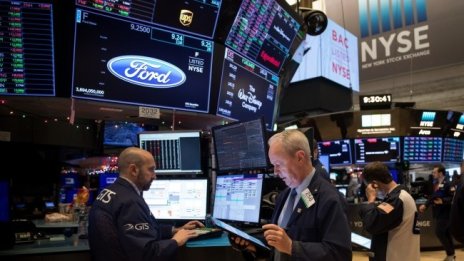 Dow възвърна над 1200 пункта към стойността си след една волатилна търговия
