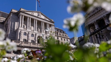 Английската централна банка понижи лихвения процент с историческо прегласуване