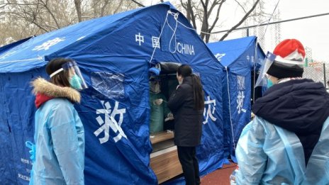 Властите в Пекин ще търсят болни от COVID в аптеките