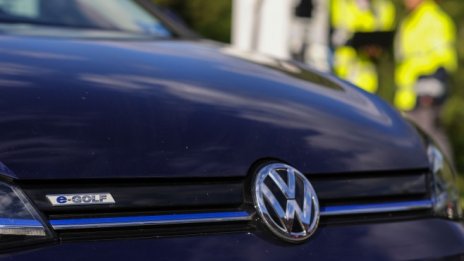Продажбите на електромобили помагат на VW да постигне целите за емисиите на ЕС 