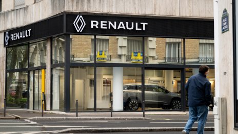 Акциите на Renault се сриват след новината за назначения временен изпълнителен директор