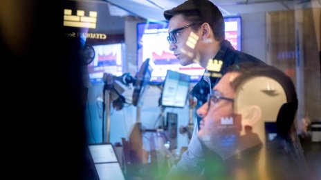 Dow Jones затвори с над 300 пункта спад