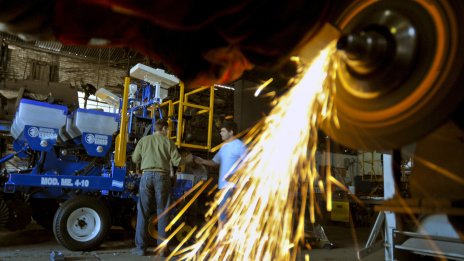 Не се очаква българската металургия да спре работа заради високите цени на тока за бизнеса