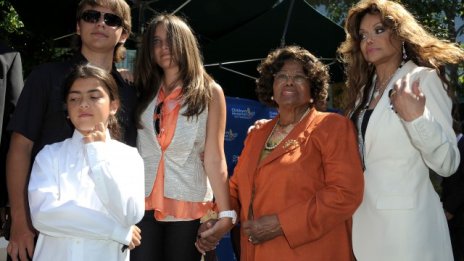 Наследниците на Майкъл Джексън получават 30 млн. долара