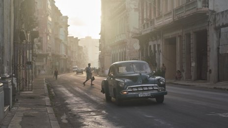 Куба ограничи разплащанията в брой между бизнеса