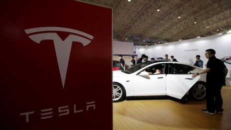 Автомобил на Tesla се блъсна в камион
