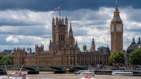 Великобритания плаща за липсата на политическа сериозност, продължила десетилетие