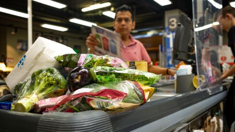 Френските супермаркети приеха да свият маржовете си, за да укротят инфлацията