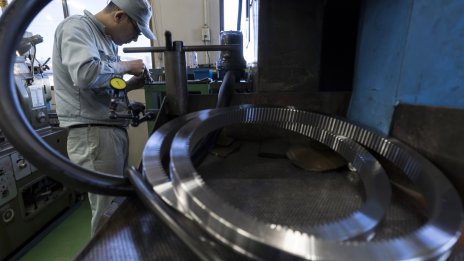 Високите цени и слабото търсене забавят фабриките в Азия