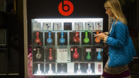 Dr Dre ще трябва да плати обезщетение за 25 млн. долара заради слушалките Beats