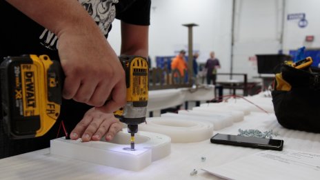 Секторът на услугите в САЩ се разширява през март с по-бавен темп от очакваното