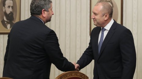 Президентът ще връчи третия мандат след Нова година, за да няма избори зимата