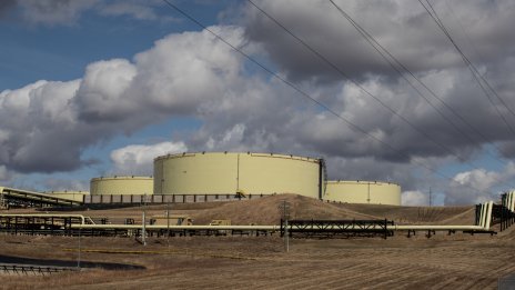 Цената на петрола остава стабилна преди резултата от срещата на Фед