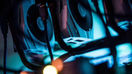 Криптоминьорите оцеляват кой както може в реалността след разполовяването