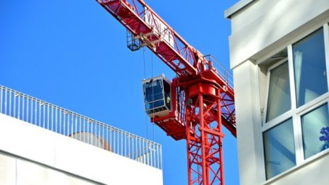 Строителството записва лек месечен ръст, но остава под миналогодишните нива