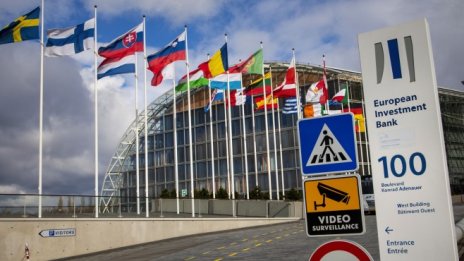 ЕИБ: Инвестиционен дефицит потиска развитието на блокчейн и ИИ в Европа