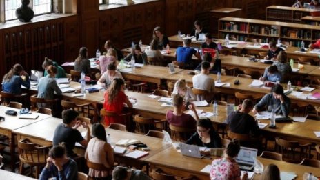 Студентите ще плащат по-високи такси за обучение в държавните висши училища