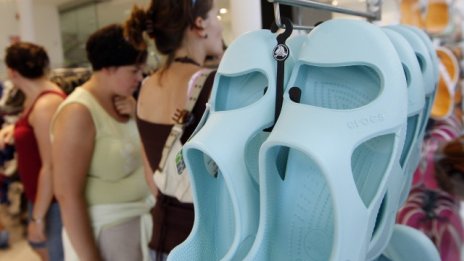 Crocs се готви за затваряне на магазини и съкращаване на работни места