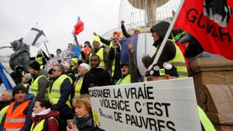 „Жълтите жилетки“ отново шестват из Париж