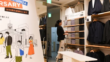 Собственикът на Uniqlo увеличава заплатите на служителите с до 40%