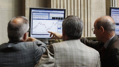 По-скъпото евро кара инвеститорите да гледат по-различно на европейския дълг