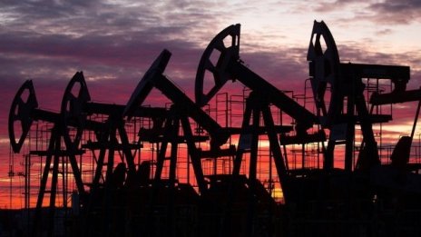 Петролните цени сменят курса заради неочаквания ръст на американските запаси*