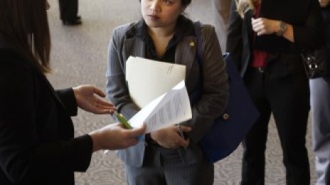 Молбите за помощи при безработица в САЩ падат до 14-годишно дъно