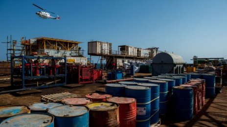 Запасите от суров петрол в САЩ се повишиха, но с по-малко от очакваното