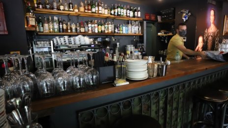 Отварят дискотекитe, нощните клубове и баровете