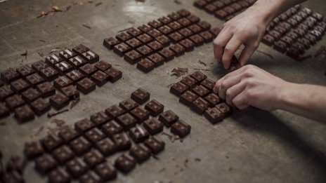 Алтернативи на какаовото масло заместват истинската суровина заради покачващата се цена