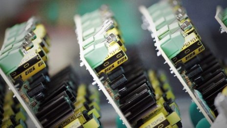 Кризата с чиповете – болезнено последствие от търговската война на Тръмп с Китай