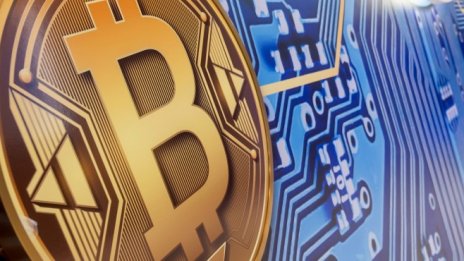 Цената на биткойна спада към прага от 60 хил. долара