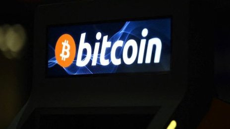 Биткойнът временно мина границата от 45 хил. долара
