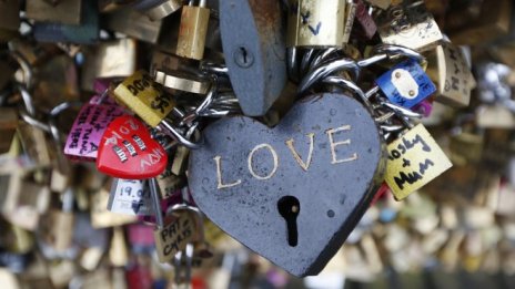 Париж продава "любовните катинари" в помощ на бежанците