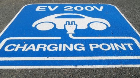 За много европейци революцията на електромобилите остава мираж